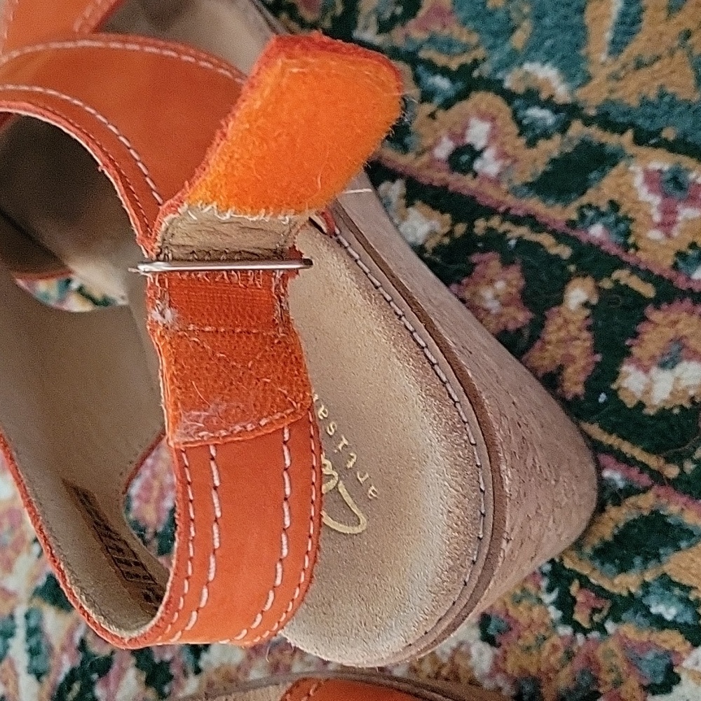 Clarks Genuine Leather Wedge Sandal w Velcro Strap - Picture 3 of 8